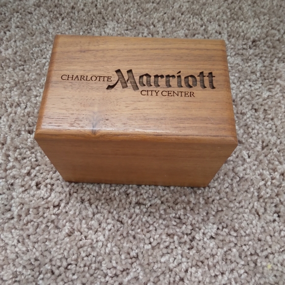 💥 CLOSET CLOSING SALE 💥 Genuine walnut wood recipe box - Picture 3 of 9